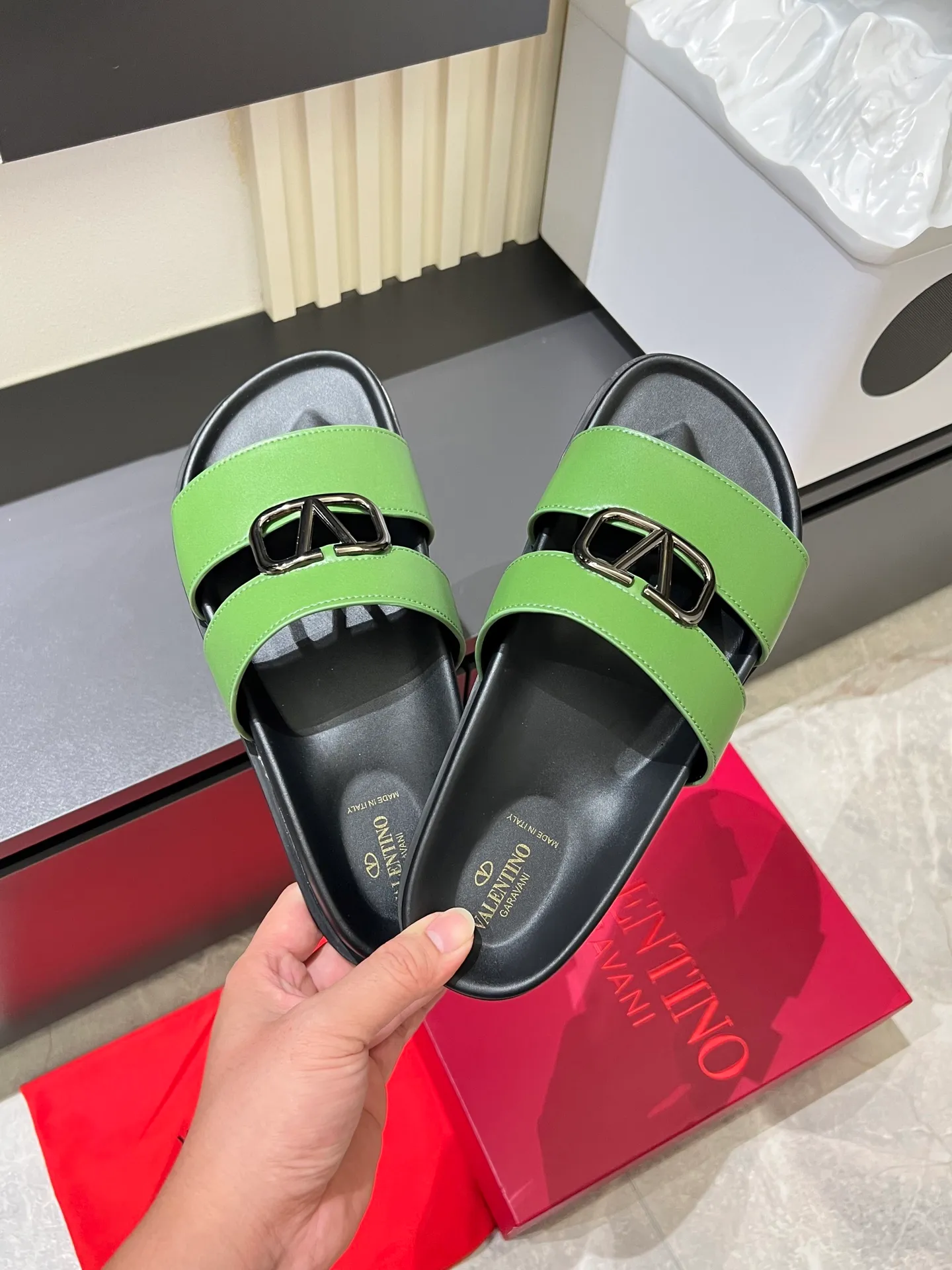 Men's shoes 💰p300 VALENTINO Men's 🧍‍♂️ Spring and summer new style metal logo flat slippers, elegant sandals, the same style worn by celebrities, original molding, imported calfskin. Rubber outsole. Soft and durable, full set of counter packaging size: 39-44 (.45.46 customized)